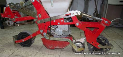 Sadzarka talerzowa w akcji - pokazująca precyzyjne umieszczanie sadzonek w glebie