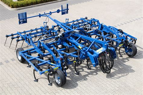 Detail kultywatora z widocznymi zębami i wałami