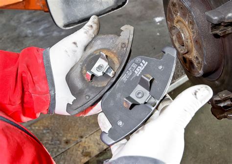 Widok na zużyte blaszki hamulców sprzęgła elektromagnetycznego