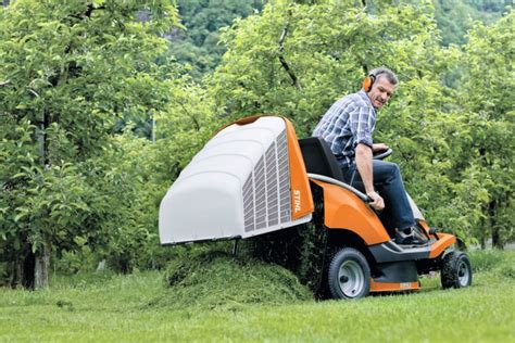infografika przedstawiająca różne rodzaje urządzeń do koszenia: traktorki, ridery i roboty automatyczne