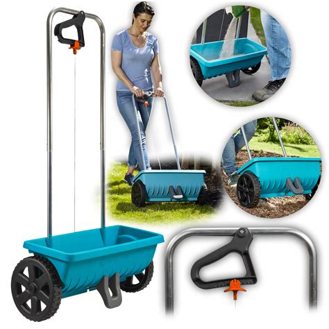 Siewnik do trawy ręczny podczas pracy na trawniku