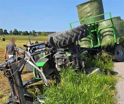Zdjęcie przedstawiające ciągnik T-150K podczas prac polowych
