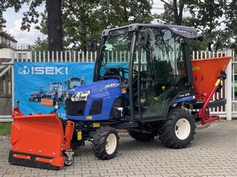 Traktor komunalny Iseki przy pracy w zieleni miejskiej