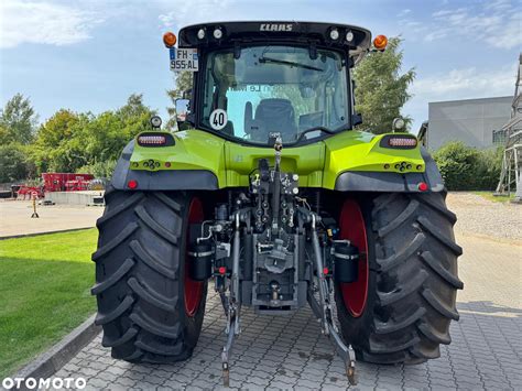 Widok na kabinę operatora Claas z terminalem CEBIS i przekładnią CMATIC (zdjęcie)