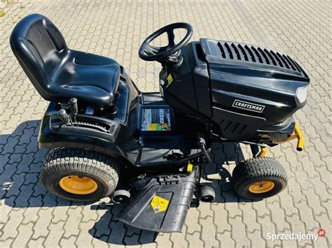Traktorek kosiarka Craftsman podczas pracy na trawniku