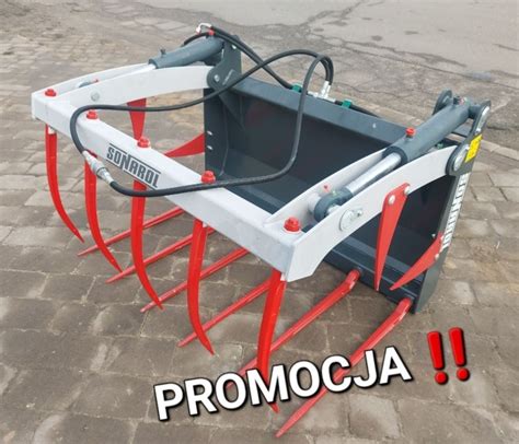 zdjęcie ładowacza czołowego Sonarol zamontowanego na ciągniku w trakcie pracy