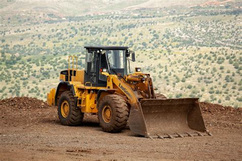 Thematic photo of a Troll loader working in a field