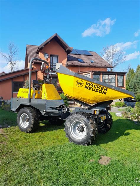 Wozidło gąsienicowe Wacker Neuson w akcji na placu budowy