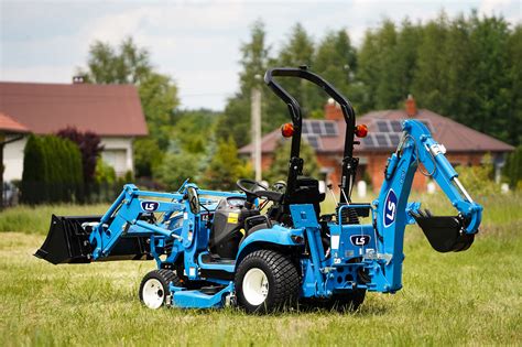 Zilustrowanie kompaktowego ciągnika LS Tractor MT1.25 z różnymi akcesoriami, takimi jak kosiarka i ładowacz czołowy.