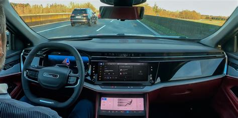 Infografika przedstawiająca nowoczesne technologie w ciężarówkach (platooning, autonomiczna jazda, elektryfikacja)