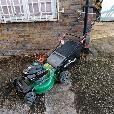 Thematic photo of the Meec Tools 2.0 kW petrol lawnmower in a garden setting