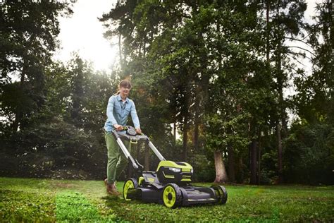 Kosiarka Ryobi RLM53190S podczas pracy na trawniku