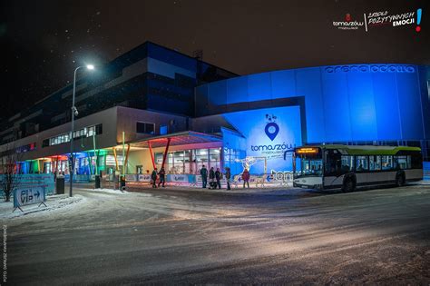 zdjęcie fasady firmy Rowtom w Tomaszowie Mazowieckim lub logo Husqvarna z adnotacją 