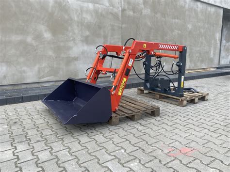 Tematyczne zdjęcie ładowacza czołowego TUR w pracy w gospodarstwie