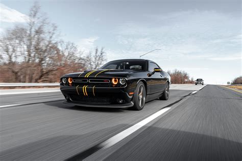zdjęcie sportowego samochodu Dodge Challenger