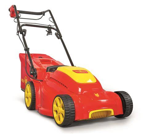 kosiarka elektryczna Wolf-Garten S 3200 E w akcji na małym trawniku