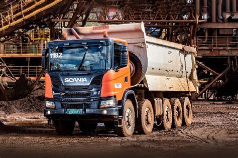 Scania XT z wzmocnionym zderzakiem, wysuniętym zaczepem holowniczym i bocznym stopniem