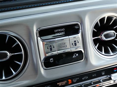 Panel sterowania blokadami mechanizmów różnicowych w kabinie Scania