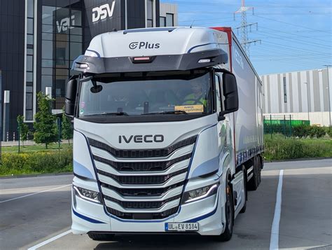 Zdjęcie przedstawiające różne typy pojazdów ciężarowych Iveco w akcji lub schemat podwozia Iveco
