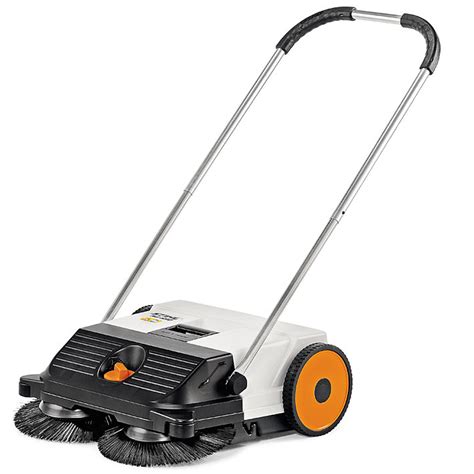 Zamiatarka ręczna STIHL KG 550 w akcji na podjeździe