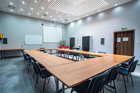 Sala wykładowa z kursantami i instruktorem