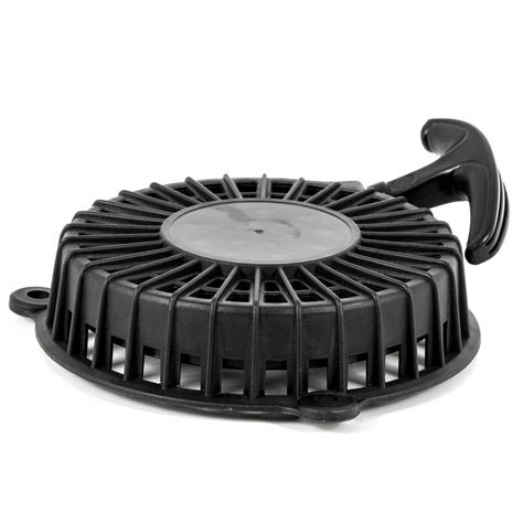 Silnik kosiarki spalinowej z widocznym zbiornikiem paliwa