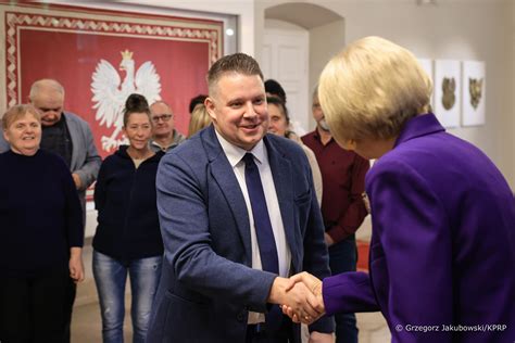 Zdjęcie przedstawiające Andrzeja Bartniaka z grupą zapaśników
