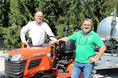 Andrzej Zynek, regionalny kierownik sprzedaży Kubota, omawiający dobór maszyn rolniczych
