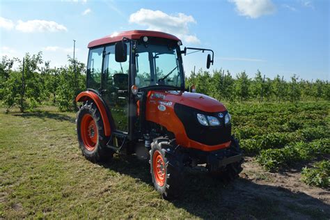 Traktor Kubota M6040N przystosowany do pracy w wąskich międzyrzędziach plantacji borówki