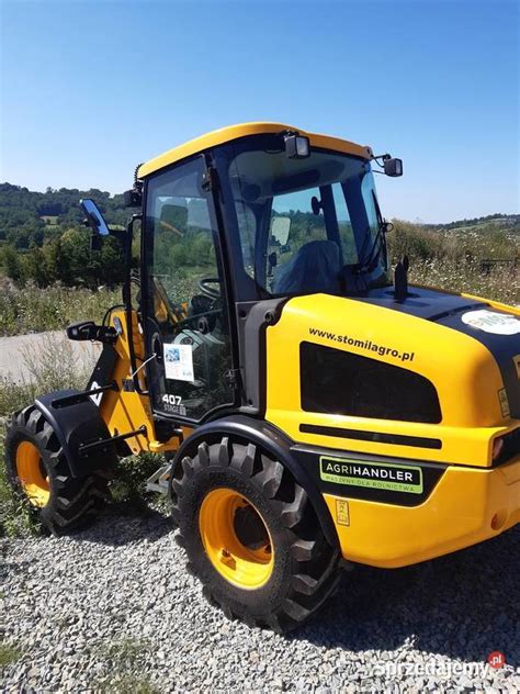 JCB 406 kompaktowa ładowarka kołowa w akcji na placu budowy lub w gospodarstwie