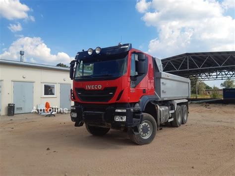 Iveco wywrotka 3-osiowa 6x6 na placu budowy