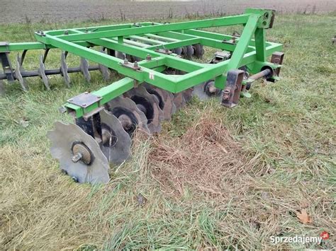 Zdjęcie przedstawiające bronę talerzową Bomet z agregatowanym wałem roboczym na polu