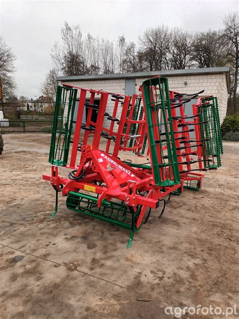 zdjęcie agregatu uprawowego Agro-Masz w pozycji transportowej