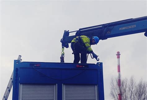 Ilustracja przedstawiająca poprawne i niepoprawne zawieszanie ładunku na haku żurawia