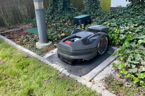 Zdjęcie robota koszącego Husqvarna Automower w ogrodzie