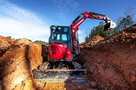Infographic comparing key specifications of Kubota and Yanmar mini excavators, highlighting power, depth, and dimensions.