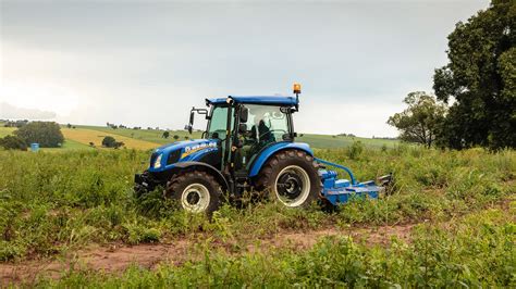 Zwycięzca II Edycji Loterii Jan Duda z ciągnikiem New Holland T4.75S