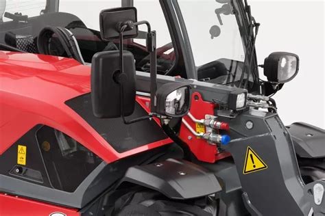Zdjęcie przedstawiające wnętrze kabiny Weidemann T4512 z widocznym joystickiem i wyświetlaczem