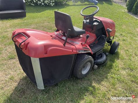 zdjęcie traktorka kosiarki Snapper w akcji