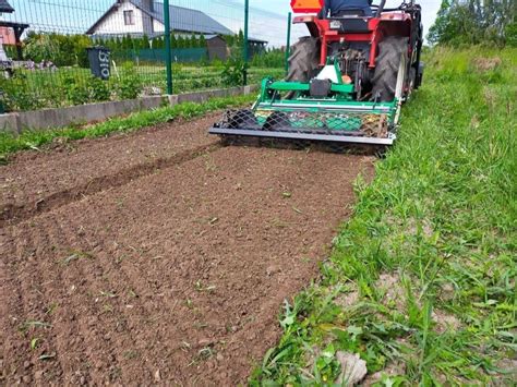 Zdjęcie świeżo przygotowanego podłoża pod trawnik po pracy glebogryzarką