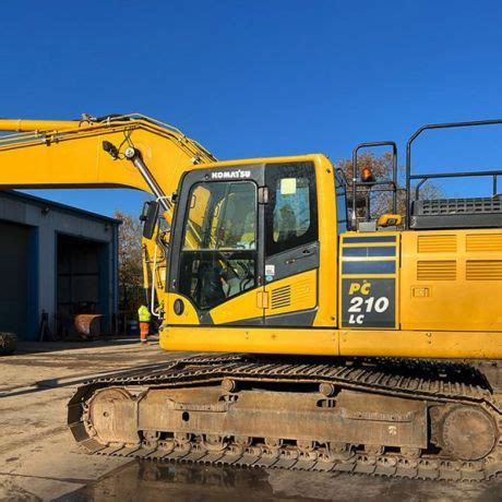 Komatsu logo i ogólne zdjęcie koparki gąsienicowej na budowie