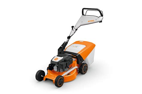 zdjęcie kosiarki STIHL RM 248 T w akcji na trawniku