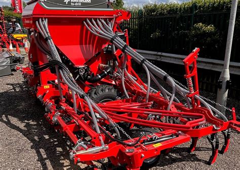 Zdjęcie siewnika zębowego Kverneland ts-drill w akcji