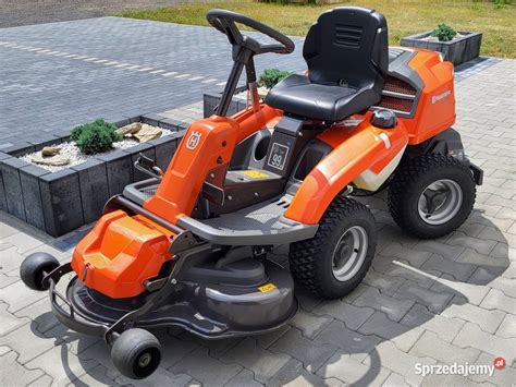 Traktorek kosiarka Husqvarna w akcji na dużym trawniku