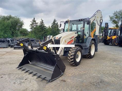 Zdjęcie koparko-ładowarki Terex TLB 890 na placu budowy