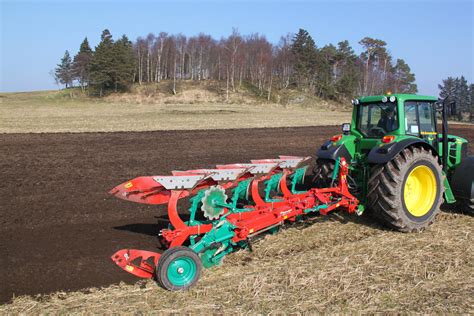 Thematic photo of a Kverneland 150 S Variomat plow working in a field