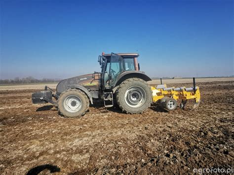 Głębosz rolniczy Staltech PLOWER w akcji na polu