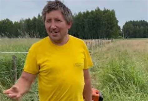 Andrzej z Plutycz i Kuba ręcznie usuwający obornik z obory, widły w dłoniach, tło wiejskiego gospodarstwa