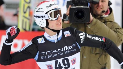 Simon Ammann świętujący olimpijskie złoto