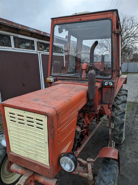 zdjęcie przedstawiające szeroki wybór części zamiennych do ciągnika Władimirec T-25